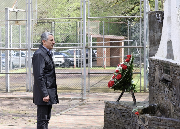 შუახევის მერმა, ომარ ტაკიძემ 9 აპრილის მემორიალი ყვავილებით შეამკო