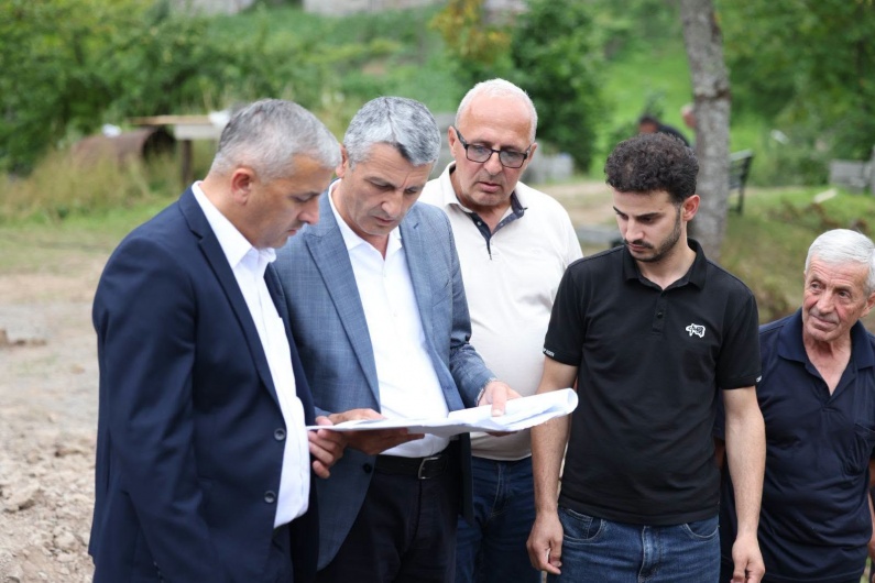 შუახევის მუნიციპალიტეტის მერი ომარ ტაკიძე, სოფელ ბარათაულში მიმდინარე ინფრასტრუქტურულ პროექტს ადგილზე გაეცნო