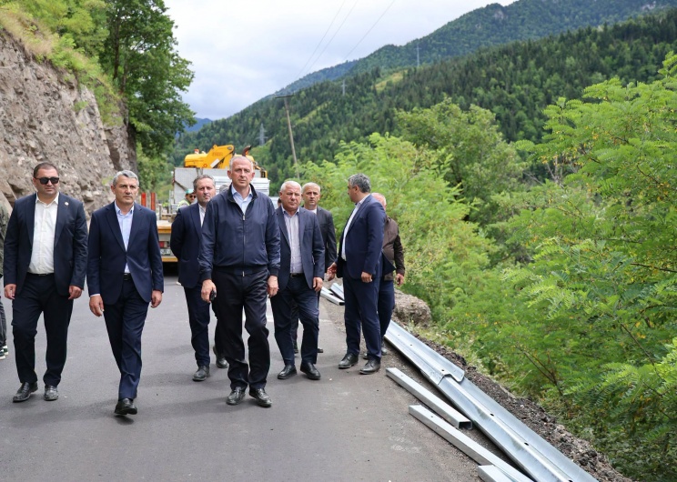 აჭარის მთავრობის თავმჯდომარე ზურაბ პატარაძე, შუახევის მუნიციპალიტეტის მერთან ომარ ტაკიძესთან ერთად ცენტრალური გზის სარეაბილიტაციო სამუშაოებს გაეცნო